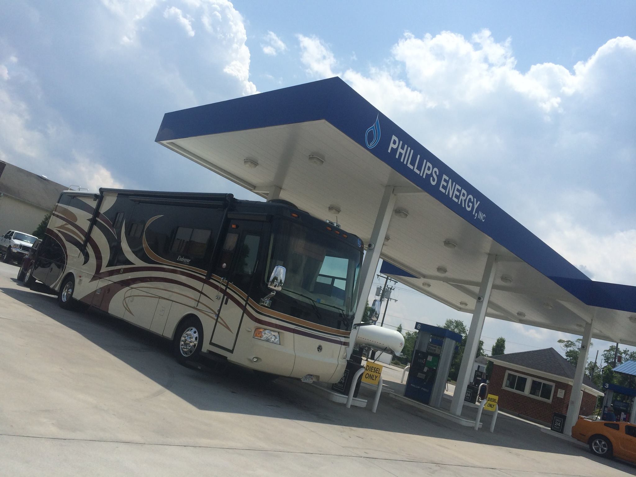 https://phillipsoilandgas.com/files/3415/4039/7692/RV_Fueling_Up_Phillips_Energy.jpg